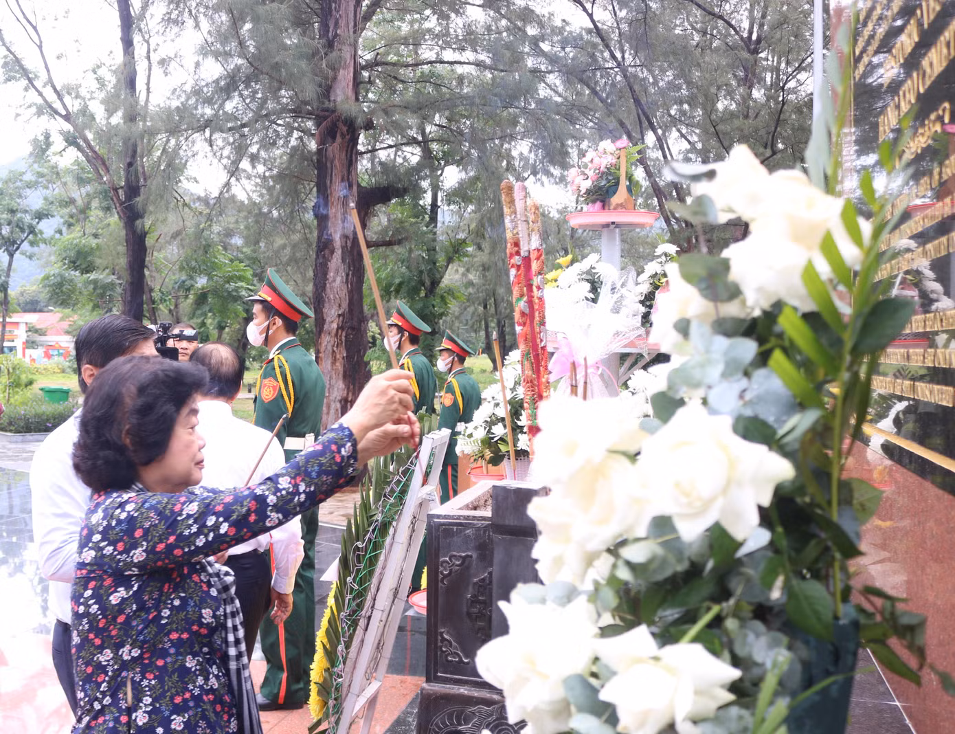 Nguyên Phó Chủ tịch nước Trương Mỹ Hoa dâng hương tại Nghĩa trang Hàng Keo.