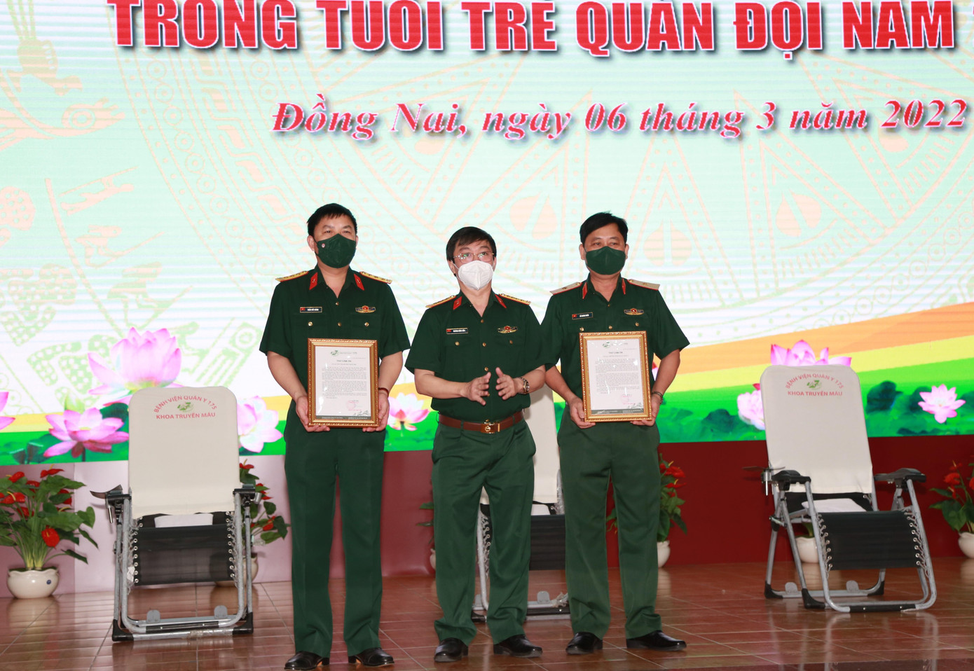 Đại tá Trương Đình Cẩm, Phó Giám đốc Bệnh viện Quân y 175 trao thư cám ơn Ban Thanh niên Quân đội và Trường Sĩ quan Lục quân 2 đã tích cực tổ chức, tham gia hoạt động hiến máu