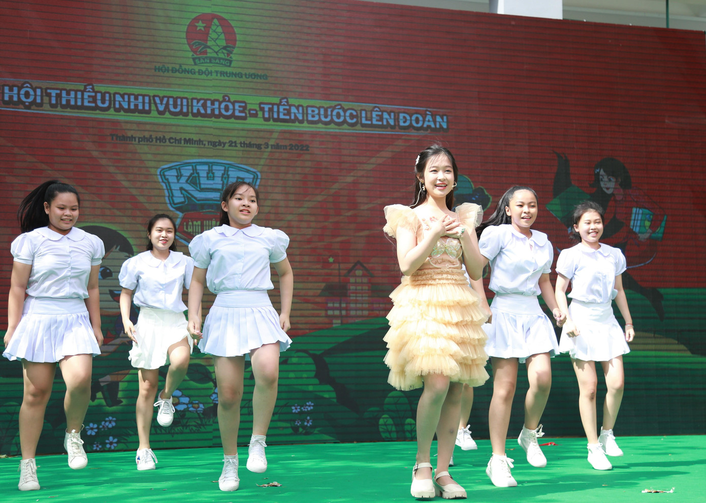 Ca sĩ nhí Bảo Ngọc cùng nhóm nhảy mang đến không khí vui nhộn tại ngày hội Ca sĩ nhí Bảo Ngọc cùng nhóm nhảy mang đến không khí vui nhộn tại ngày hội