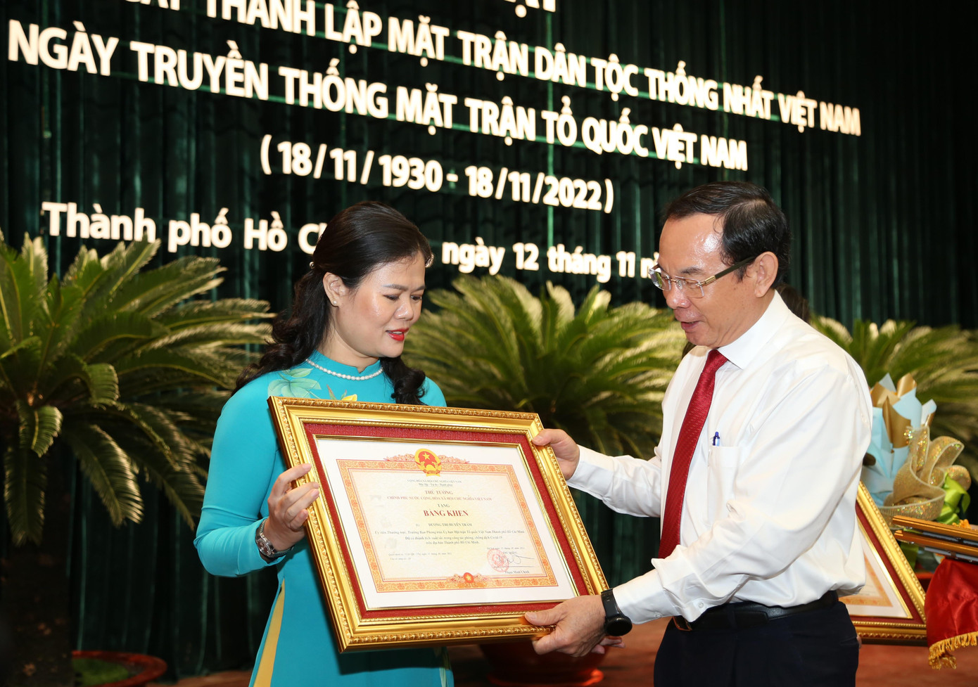 Dịp này, Bí thư Thành ủy Nguyễn Văn Nên đã trao bằng khen Thủ tướng cho các cá nhân tiêu biểu trong công tác phòng, chống dịch COVID-19. Dịp này, Bí thư Thành ủy Nguyễn Văn Nên đã trao bằng khen Thủ tướng cho các cá nhân tiêu biểu trong công tác phòng, chống dịch COVID-19.