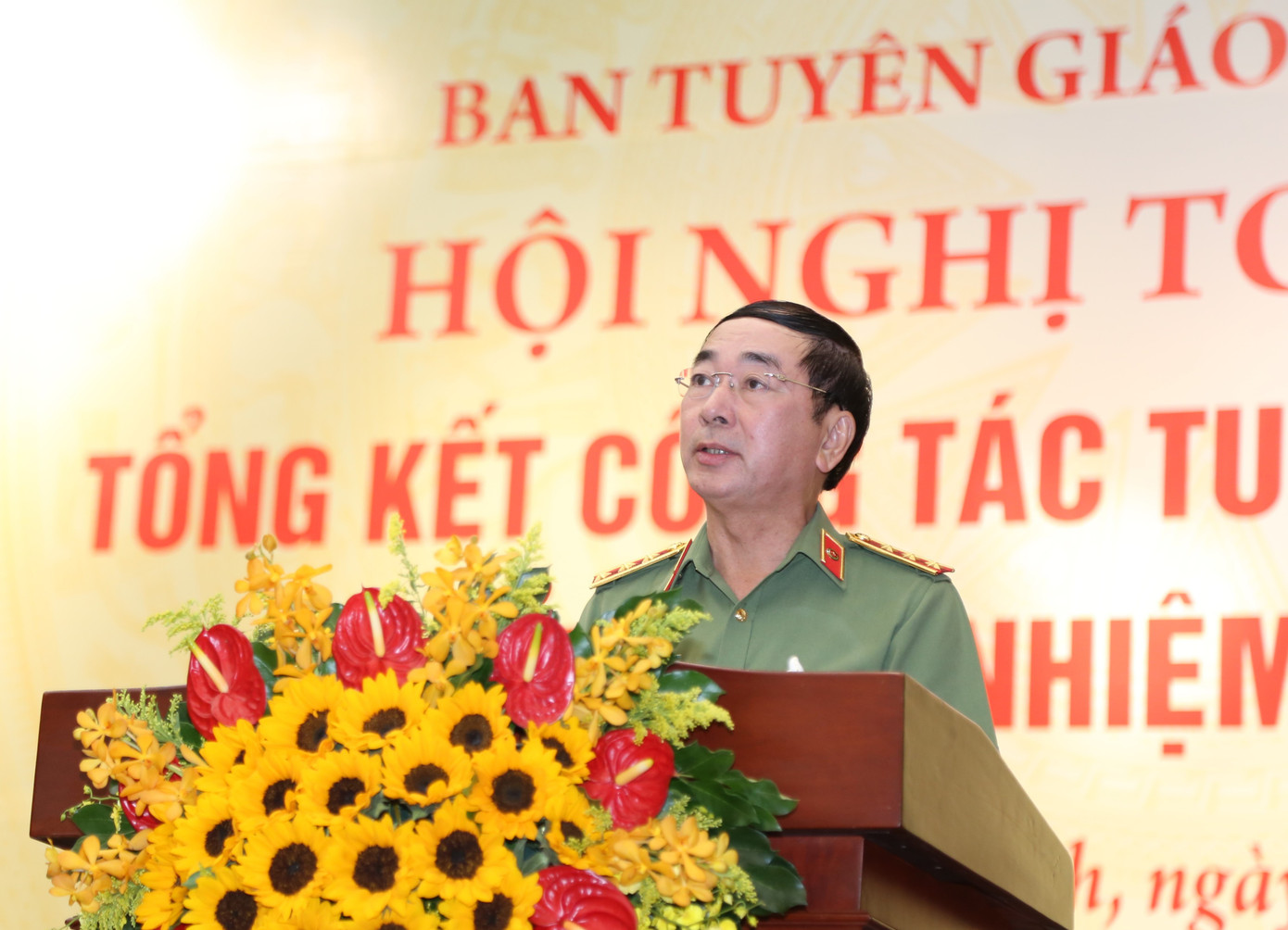 Thượng tướng Trần Quốc Tỏ, Thứ trưởng Bộ Công an tham luận tại hội nghị. Ảnh: Ngô Tùng