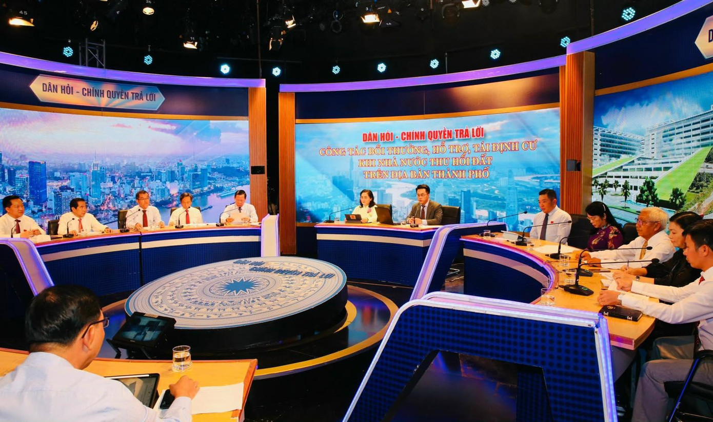 Quang cảnh buổi đối thoại "Dân hỏi - Chính quyền trả lời" số tháng 9. Quang cảnh buổi đối thoại "Dân hỏi - Chính quyền trả lời" số tháng 9.