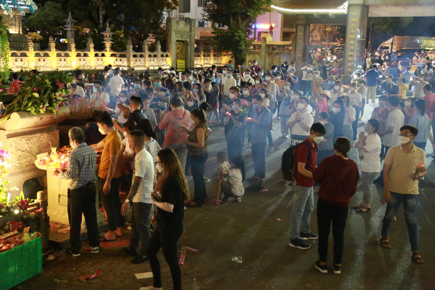 Từ khoảng 7 giờ tối, Tổ đình Vĩnh Nghiêm, quận 3 có rất đông người đến hành lễ, thắp hương nguyện cầu an lành cho gia đình.