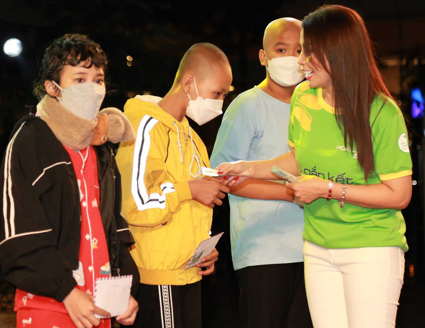 Diễn viên Lý Hương lì xì cho các bạn nhỏ đang chống chọi ung thư nhằm tiếp thêm động lực vượt khó cho các em. Diễn viên Lý Hương lì xì cho các bạn nhỏ đang chống chọi ung thư nhằm tiếp thêm động lực vượt khó cho các em.