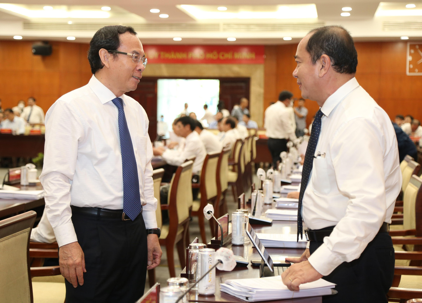 Bí thư Thành ủy TPHCM Nguyễn Văn Nên trao đổi với lãnh đạo các sở ngành trước thềm buổi họp quan trọng. Bí thư Thành ủy TPHCM Nguyễn Văn Nên trao đổi với lãnh đạo các sở ngành trước thềm buổi họp quan trọng.