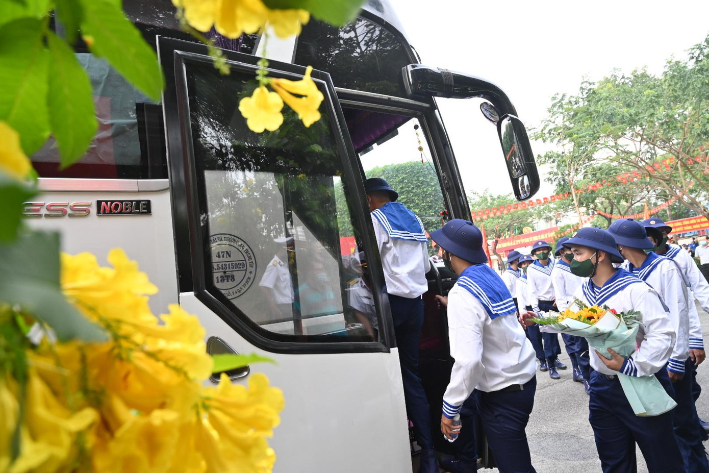 Thanh niên lên đường về đơn vị huấn luyện.