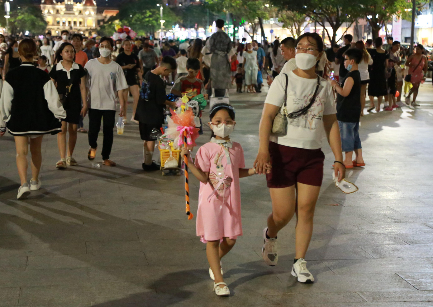 Ngoài bộ đầm thắt nơ xinh xắn, bé gái còn được trang bị thêm một đồ vật cầm tay khá "đồng bộ" đi kèm. Ngoài bộ đầm thắt nơ xinh xắn, bé gái còn được trang bị thêm một đồ vật cầm tay khá "đồng bộ" đi kèm.