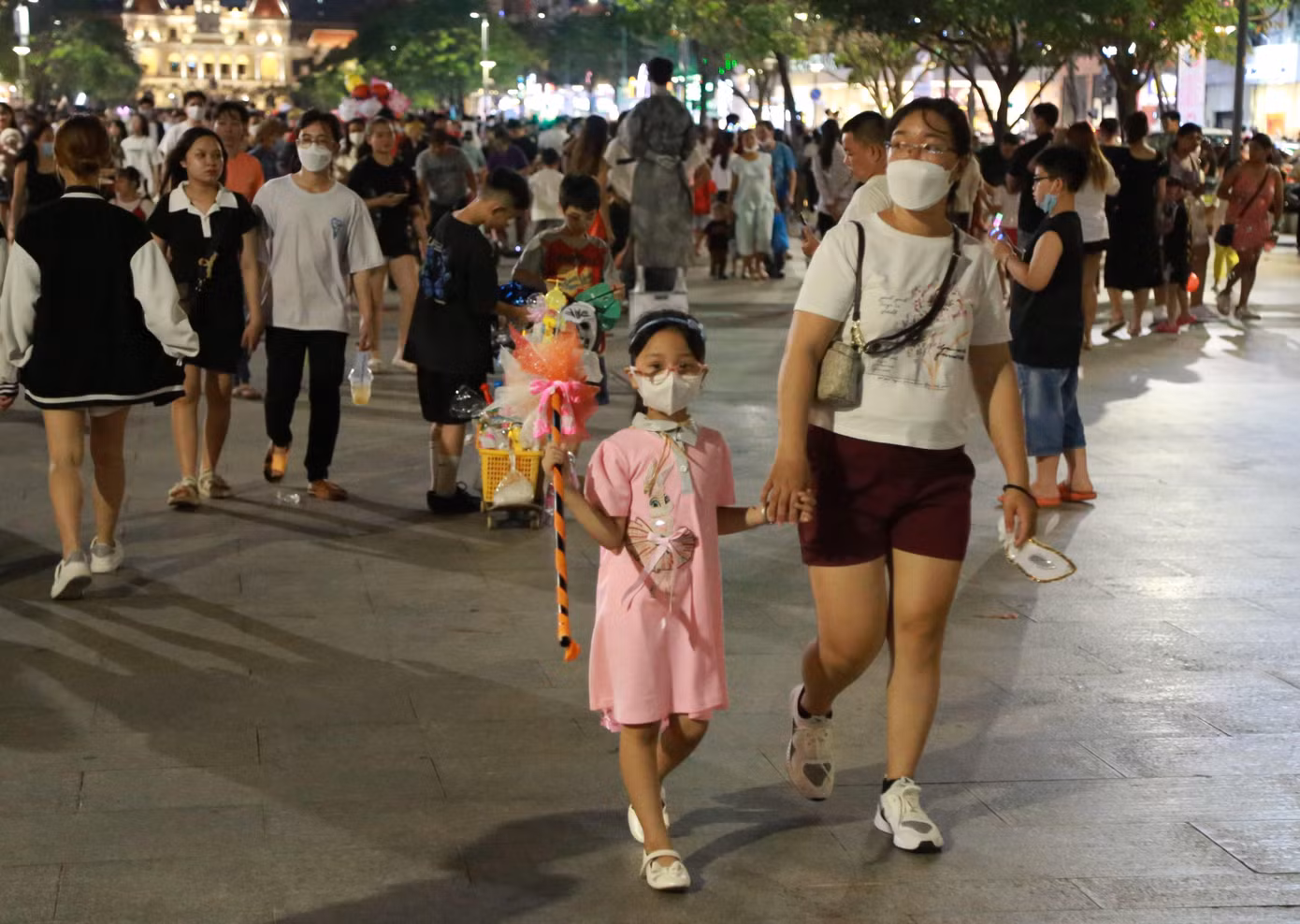 Ngoài bộ đầm thắt nơ xinh xắn, bé gái còn được trang bị thêm một đồ vật cầm tay khá "đồng bộ" đi kèm.