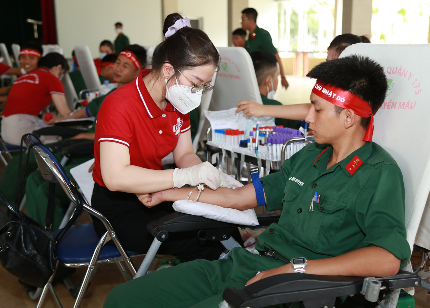 Các bạn trẻ nhiệt tình tham gia ngày hội với thông điệp &quot;Mỗi giọt máu cho đi, một cuộc đời ở lại&quot;.