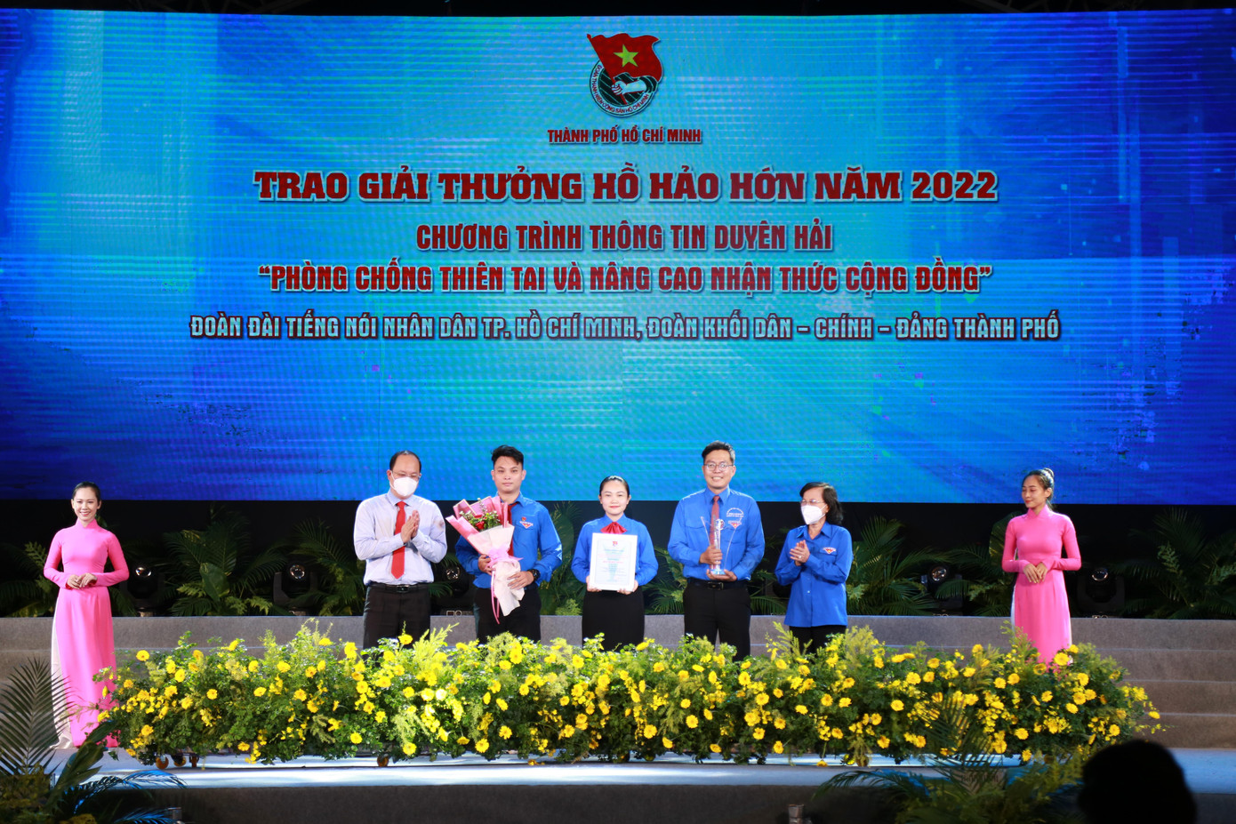 Lãnh đạo TPHCM trao giải thưởng Hồ Hảo Hớn cho các tập thể tiêu biểu trong triển khai hiệu quả các giải pháp, mô hình thực hiện công tác Đoàn, phong trào thanh thiếu niên TPHCM