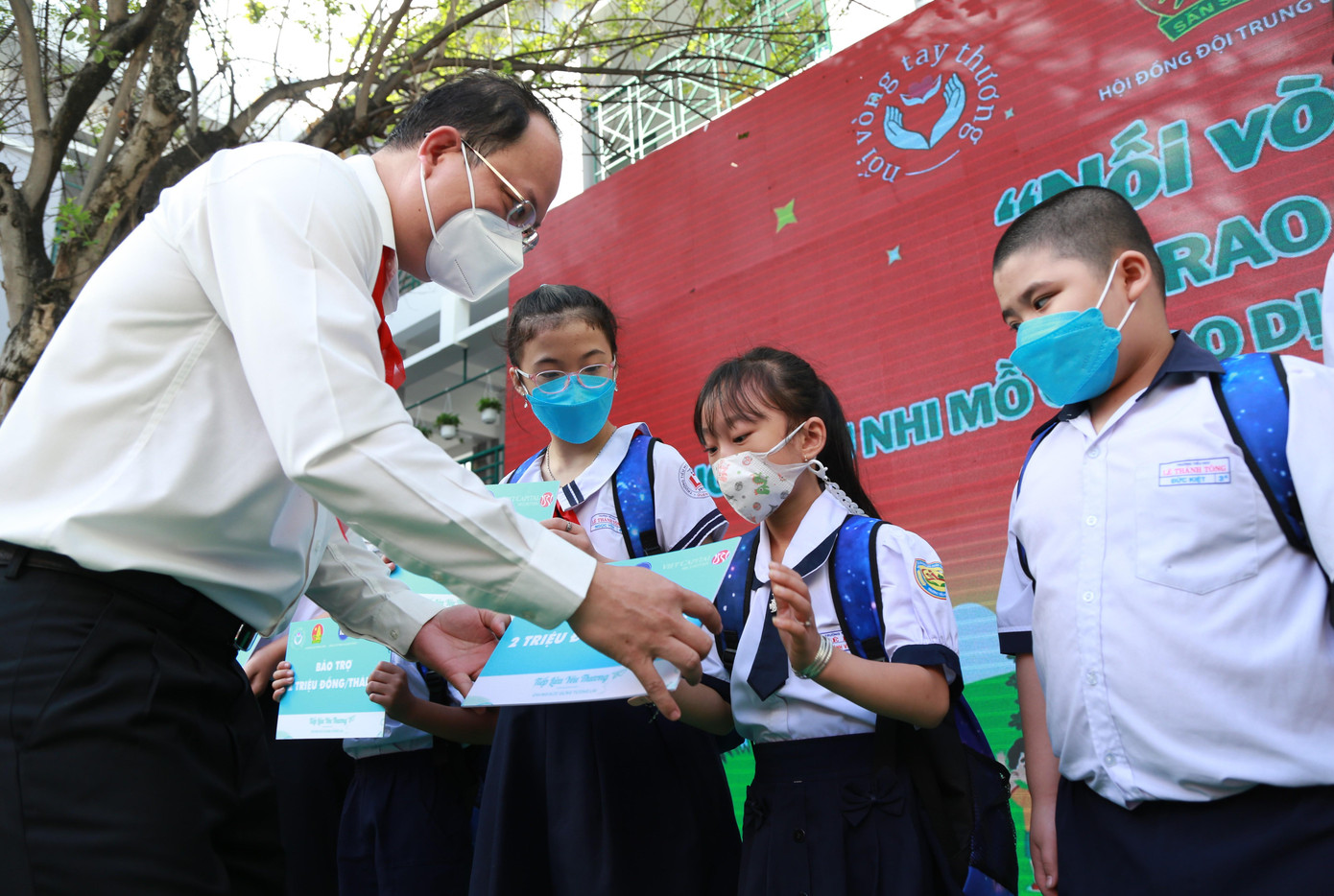 Ông Nguyễn Hồ Hải, Phó Bí thư Thành ủy TPHCM trao phần quà cho các em thiếu nhi Ông Nguyễn Hồ Hải, Phó Bí thư Thành ủy TPHCM trao phần quà cho các em thiếu nhi