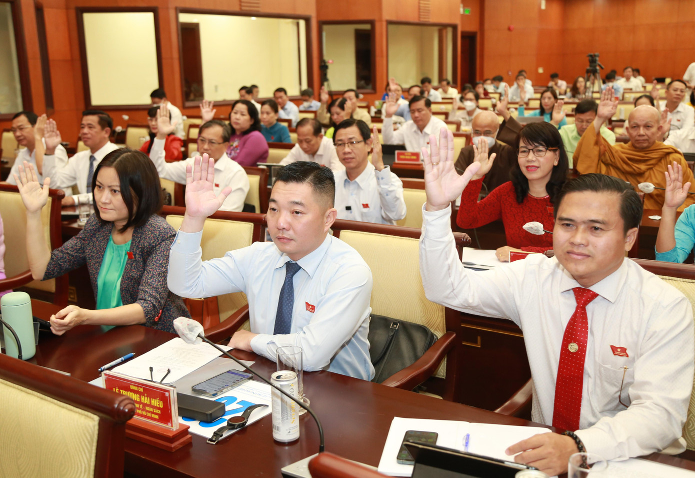 Đại biểu biểu quyết thông qua một số nghị quyết kỳ họp. Ảnh: Ngô Tùng Đại biểu biểu quyết thông qua một số nghị quyết kỳ họp. Ảnh: Ngô Tùng