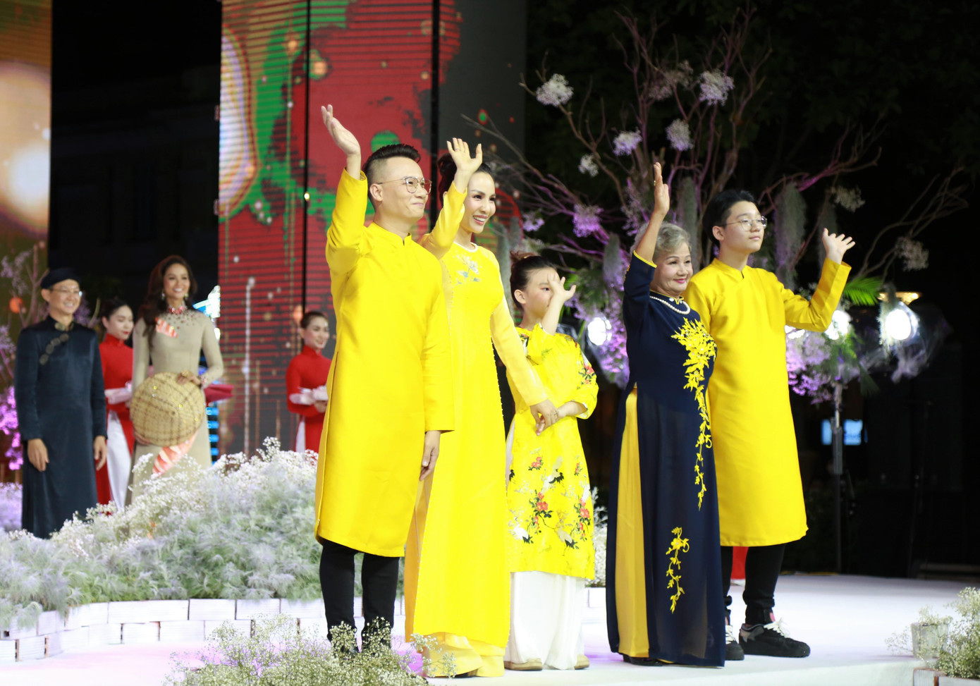 Gia đình 3 thế hệ ca sỹ Hoàng Bách vinh dự là một trong những đại sứ góp phần quảng bá cho lễ hội năm nay Gia đình 3 thế hệ ca sỹ Hoàng Bách vinh dự là một trong những đại sứ góp phần quảng bá cho lễ hội năm nay