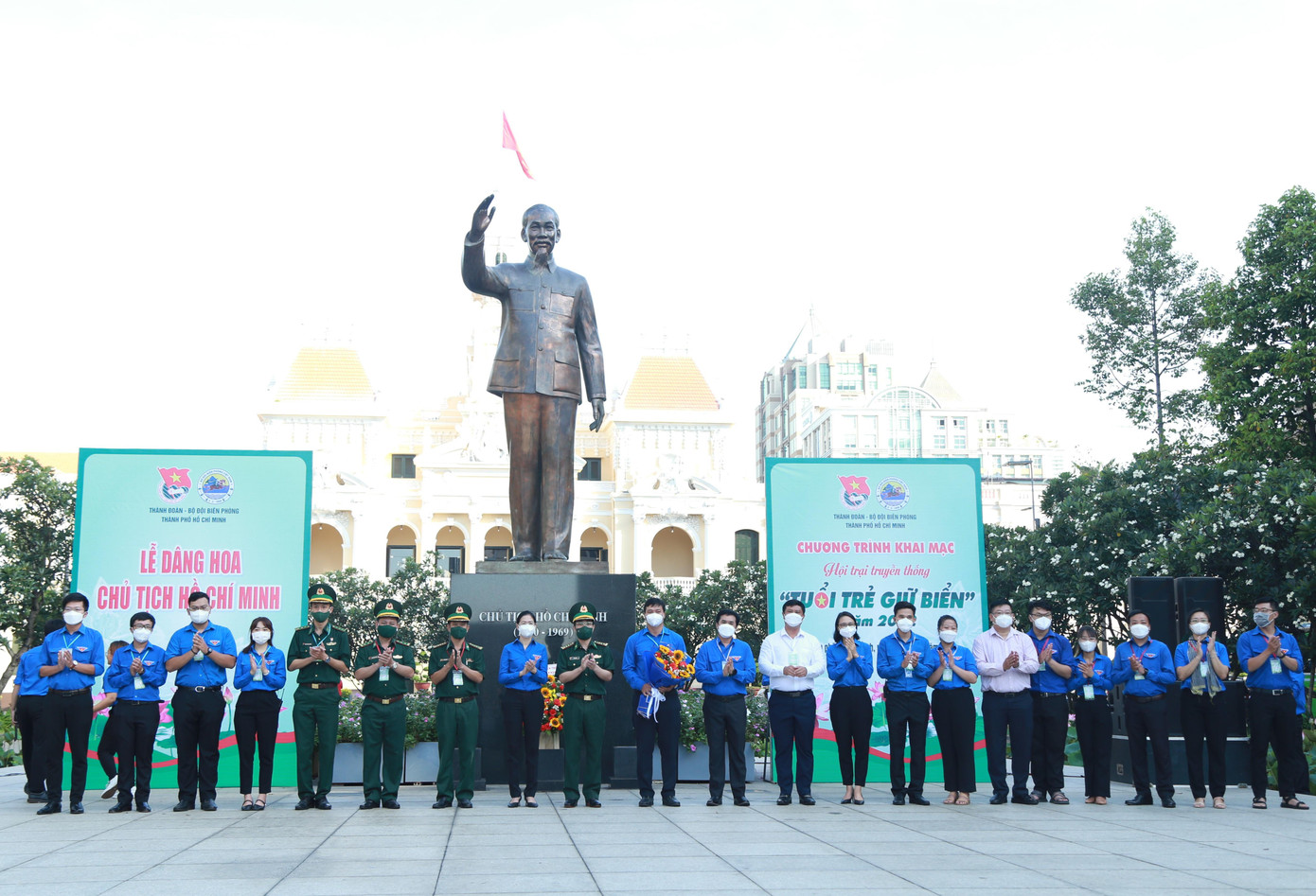 Lãnh đạo Thành Đoàn và Bộ Chỉ huy Bộ đội biên phòng TPHCM trao hoa, thẻ đeo cho các thành viên Ban tổ chức hội trại tại lễ khai mạc - Ảnh: Ngô Tùng Lãnh đạo Thành Đoàn và Bộ Chỉ huy Bộ đội biên phòng TPHCM trao hoa, thẻ đeo cho các thành viên Ban tổ chức hội trại tại lễ khai mạc - Ảnh: Ngô Tùng