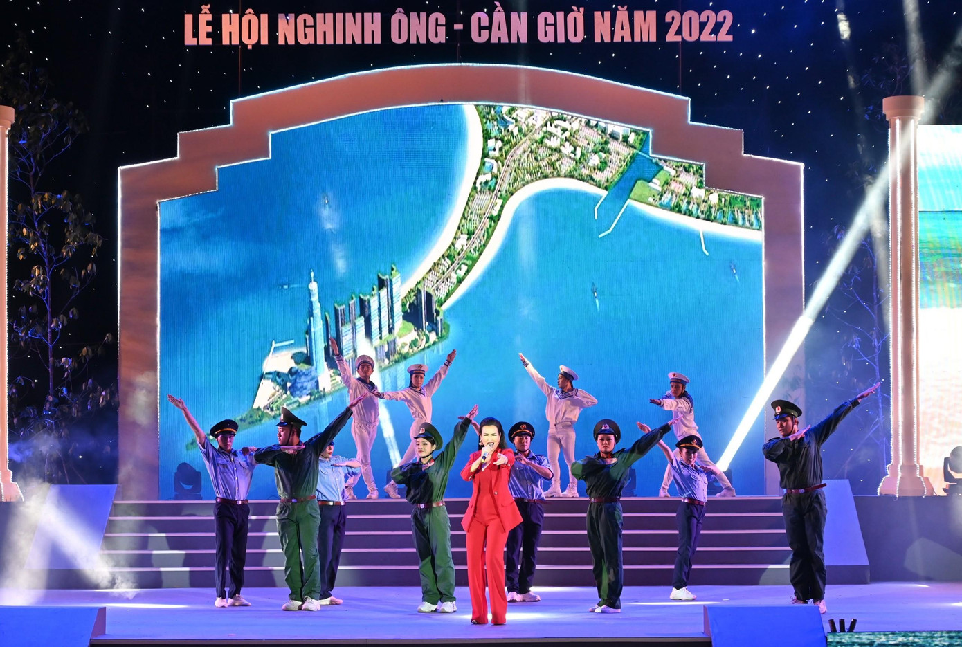 Võ Hạ Trâm góp giọng trong đêm hội. Ảnh: Quốc Thanh