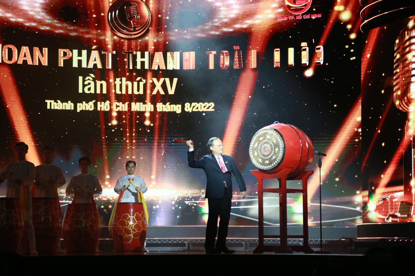 Ông Đỗ Tiến Sỹ, Tổng Giám đốc Đài Tiếng nói Việt Nam đánh trống khai mạc liên hoan. Ông Đỗ Tiến Sỹ, Tổng Giám đốc Đài Tiếng nói Việt Nam đánh trống khai mạc liên hoan.