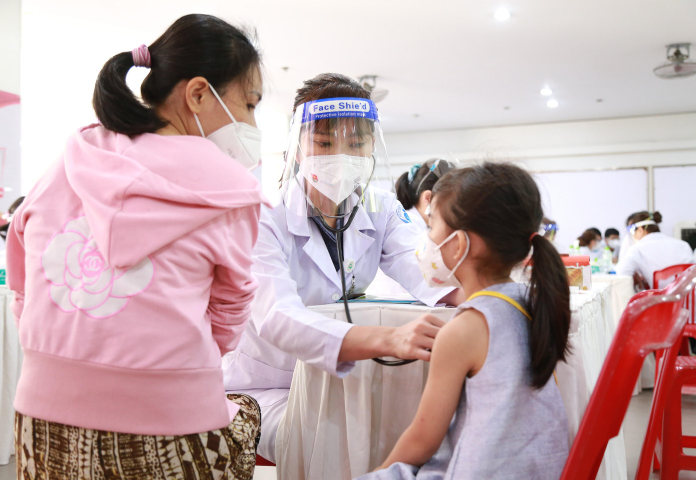 Bác sĩ kiểm tra sức khỏe cho trẻ.