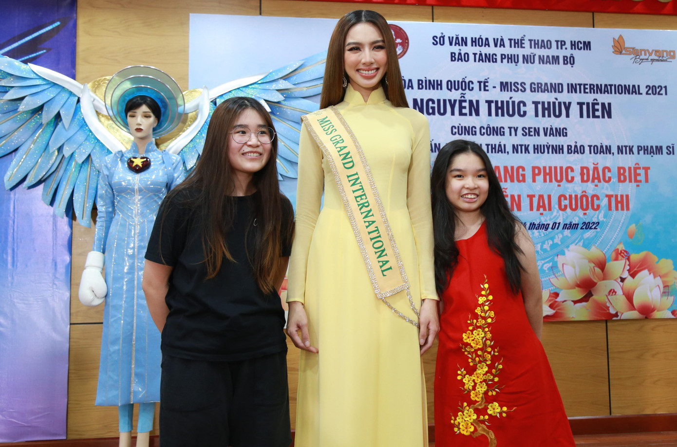 Thùy Tiên chụp ảnh lưu niệm với bạn bè và người hâm mộ.