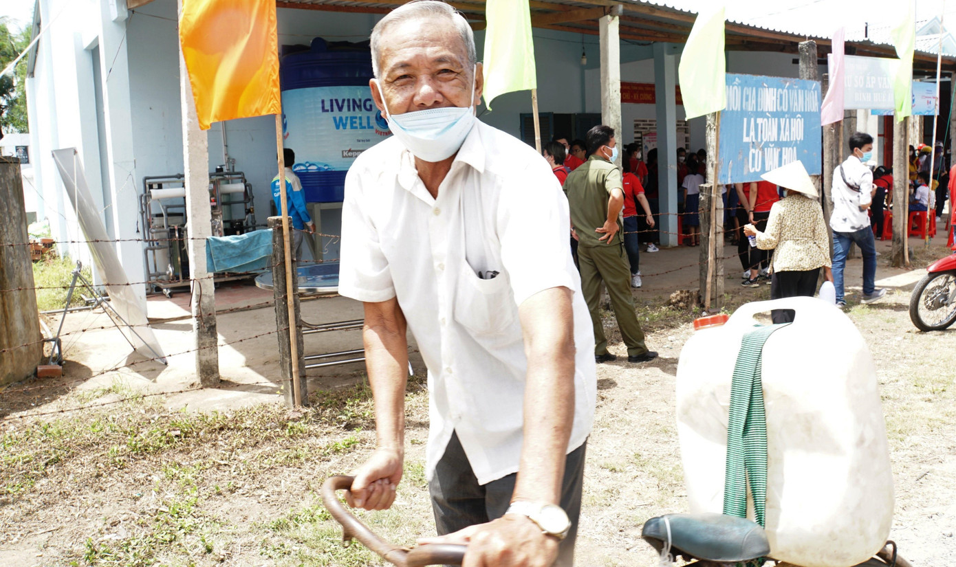 Ông Đặng Văn Quýt (75 tuổi) ở ấp Bình Huề 2 phấn khởi nói: “Bà con ở đây rất mừng khi có được nguồn nước sạch để sử dụng hằng ngày. Những năm trước, vào mùa hạn mặn, ở vùng ven biển rất khó khăn về nguồn nước sạch sinh hoạt. Các giếng nước ngầm bị nhiễm mặn, còn hệ thống cấp nước của địa phương phục vụ cho dân cũng không khá hơn”.