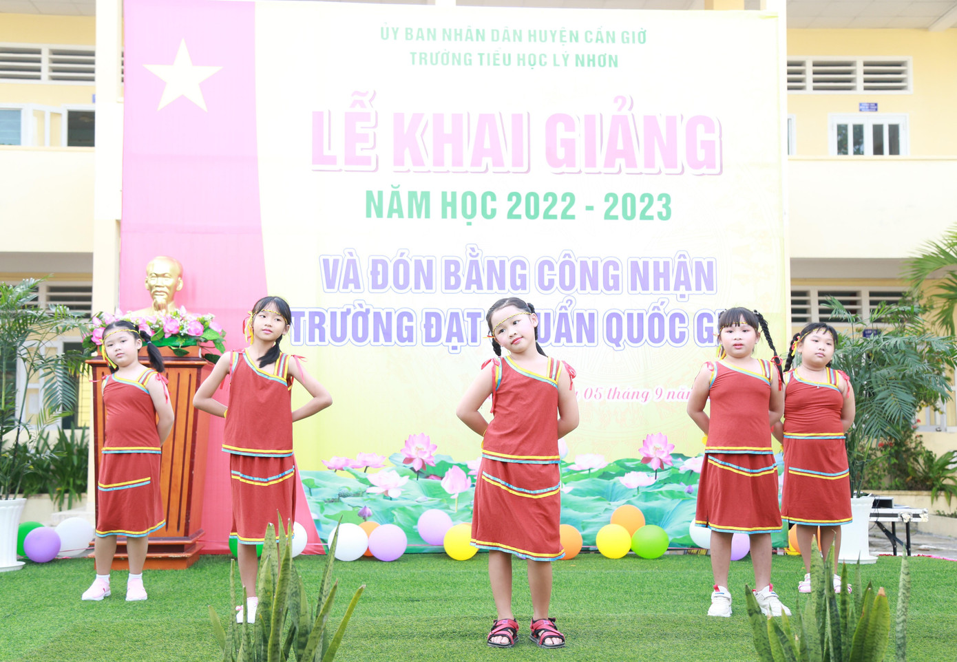 Các em học sinh biểu diễn văn nghệ tại lễ khai giảng.