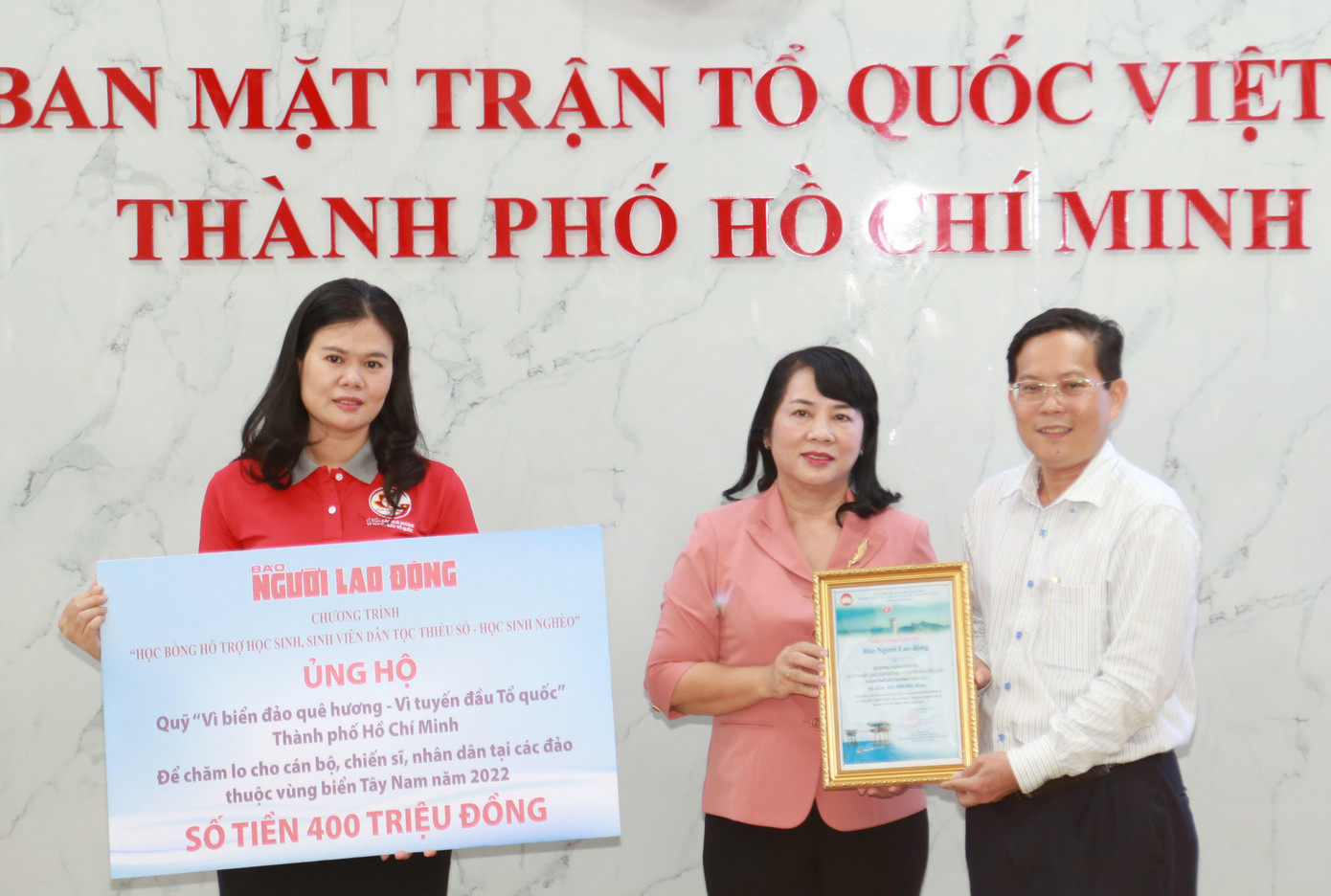 Báo Người Lao Động ủng hộ chương trình số tiền 400 triệu đồng. Báo Người Lao Động ủng hộ chương trình số tiền 400 triệu đồng.