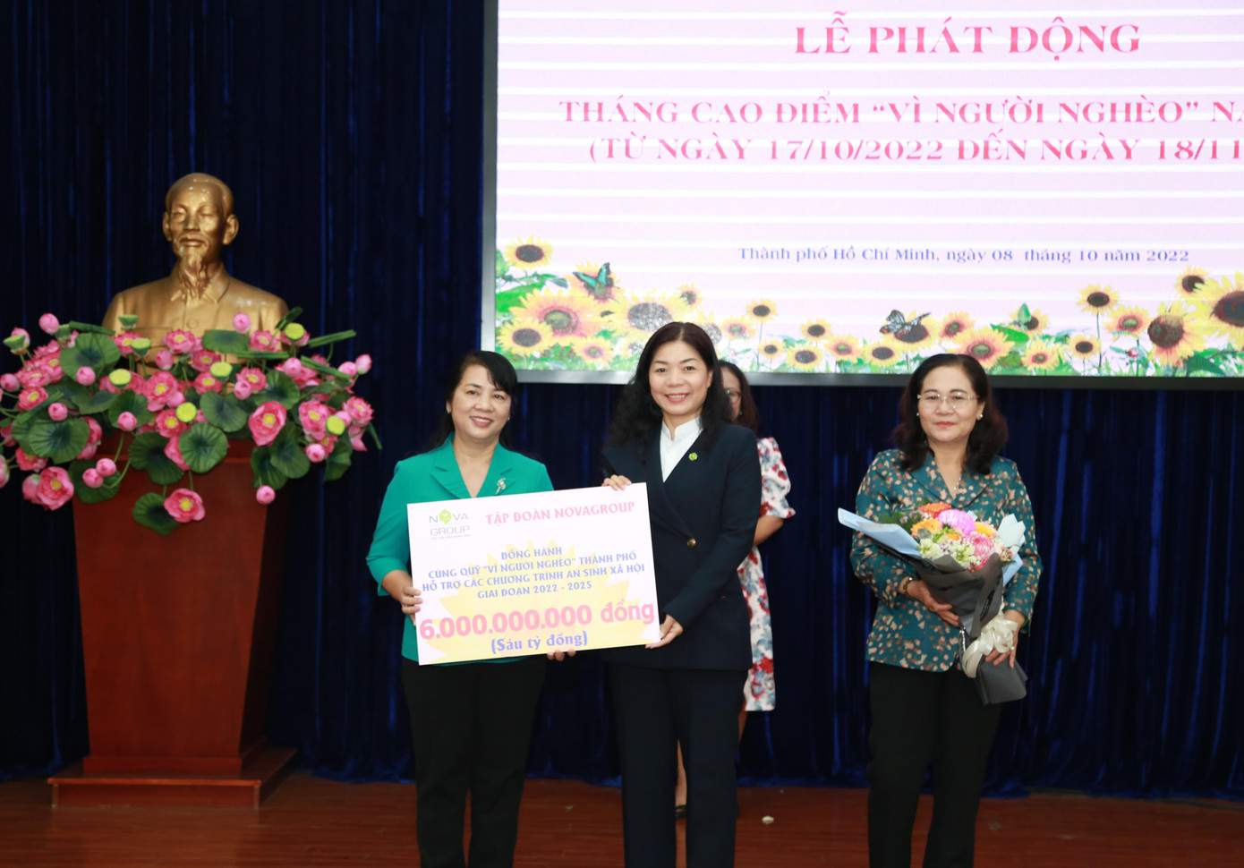 Chủ tịch Ủy ban MTTQ Việt Nam TP.HCM Trần Kim Yến (bìa trái) và Chủ tịch HĐND TP.HCM Nguyễn Thị Lệ tiếp nhận ủng hộ Quỹ Vì người nghèo để thực hiện các hoạt động an sinh xã hội. Ảnh: Ngô Tùng