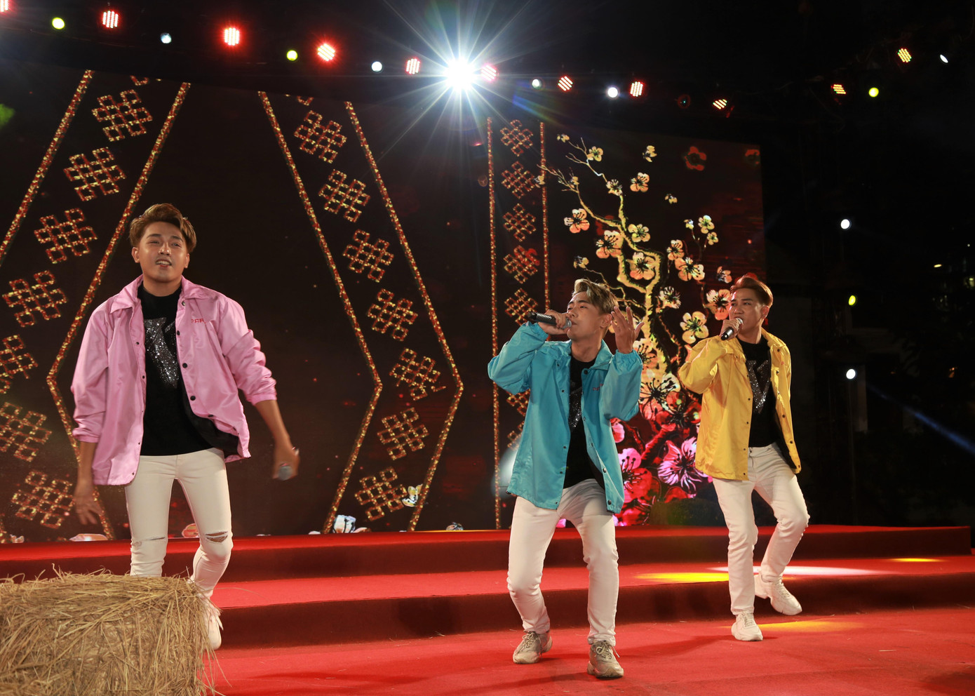 Nhóm V-Music với tiết mục mở màn chương trình. Nhóm V-Music với tiết mục mở màn chương trình.