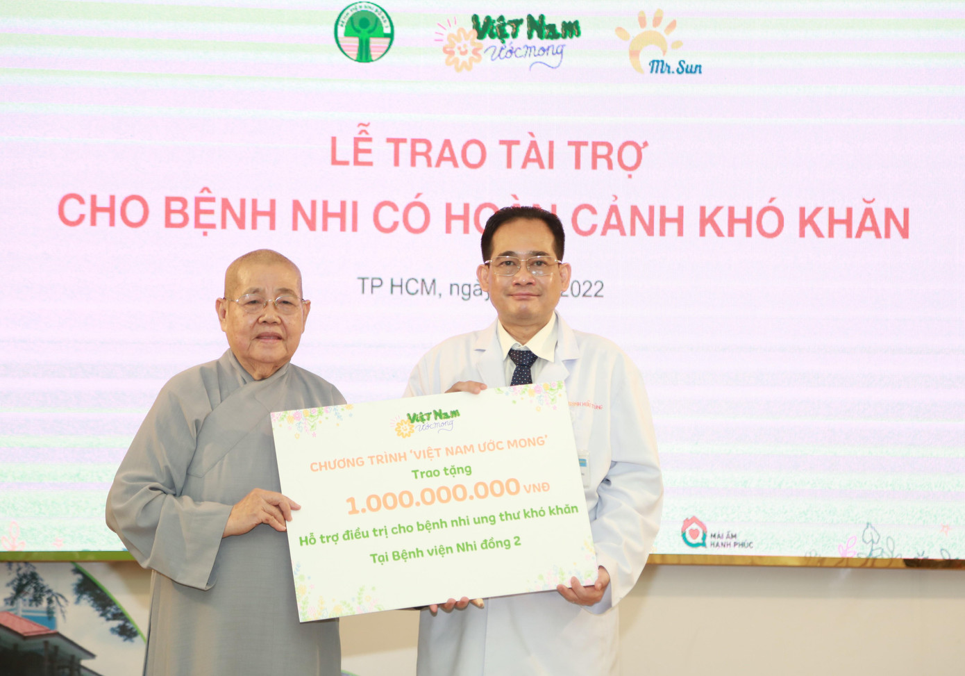 Đại diện chương trình "Việt Nam ước mong" trao tặng kinh phí 1 tỷ đồng hỗ trợ điều trị cho bệnh nhi ung thư có hoàn cảnh khó khăn tại BV Nhi đồng 2. Ảnh: Ngô Tùng