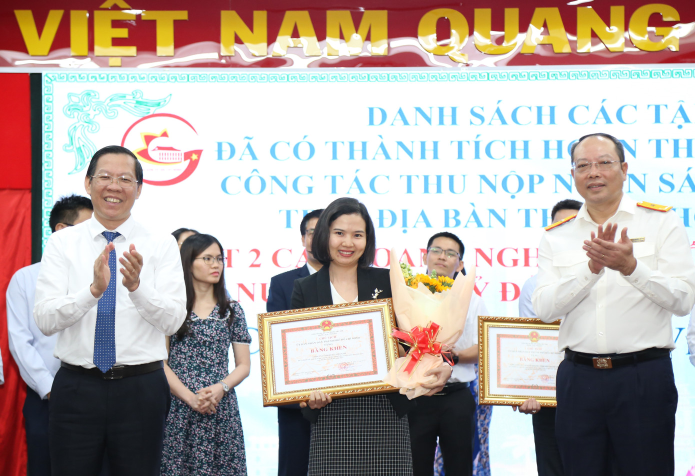 Chủ tịch UBND TPHCM Phan Văn Mãi và Phó Tổng Cục trưởng Tổng cục Thuế Vũ Xuân Bách trao bằng khen cho các doanh nghiệp có mức đóng góp ngân sách lớn. Chủ tịch UBND TPHCM Phan Văn Mãi và Phó Tổng Cục trưởng Tổng cục Thuế Vũ Xuân Bách trao bằng khen cho các doanh nghiệp có mức đóng góp ngân sách lớn.