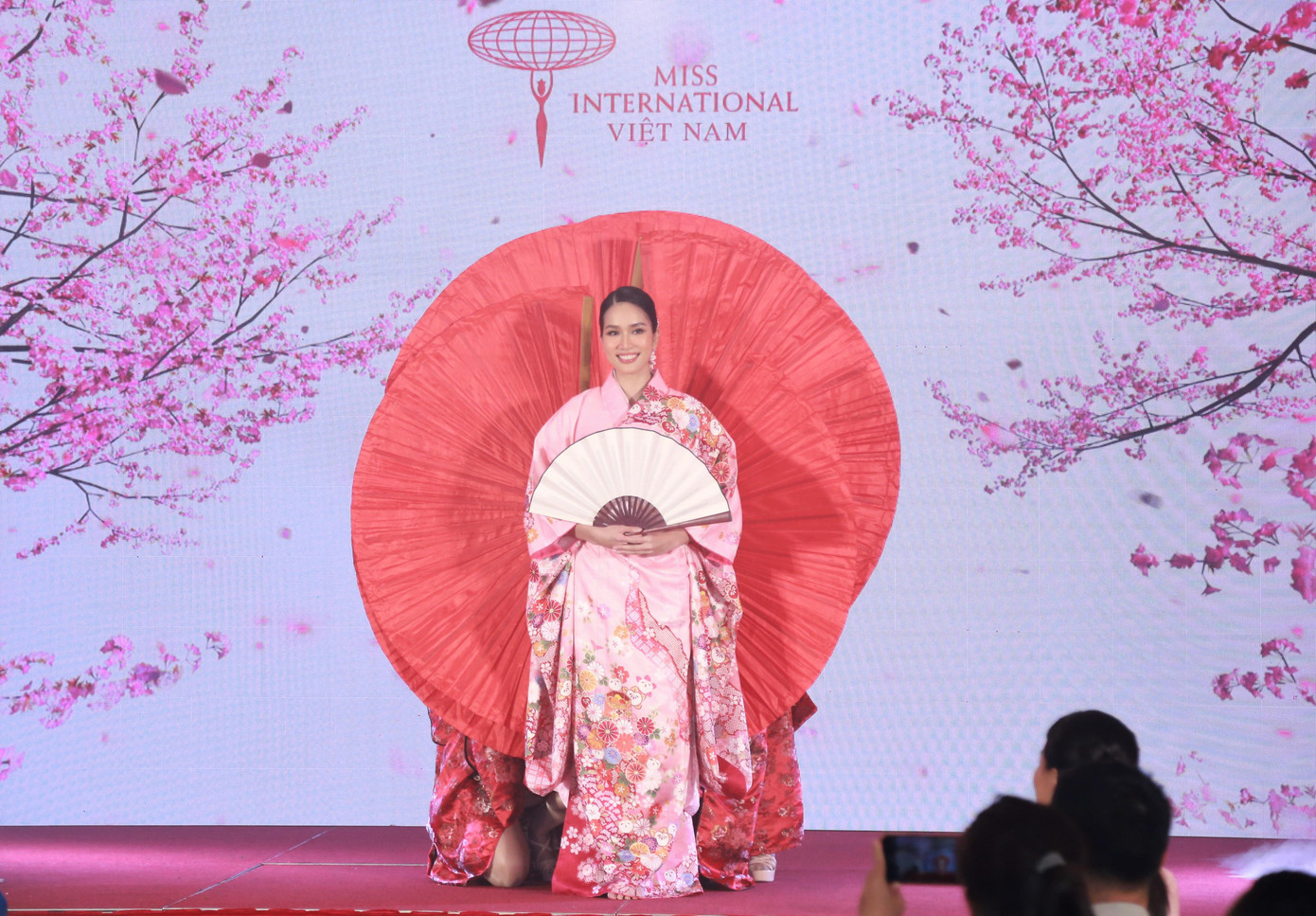 Để chuẩn bị cho hành trình thi tài tại Miss International, Á hậu Phương Anh đã trải qua quá trình tập luyện miệt mài trong thời gian qua. Nàng "Á hậu học giỏi" đã nỗ lực cải thiện vóc dáng, học tiếng Nhật và các nét kỹ năng quan trọng khác.