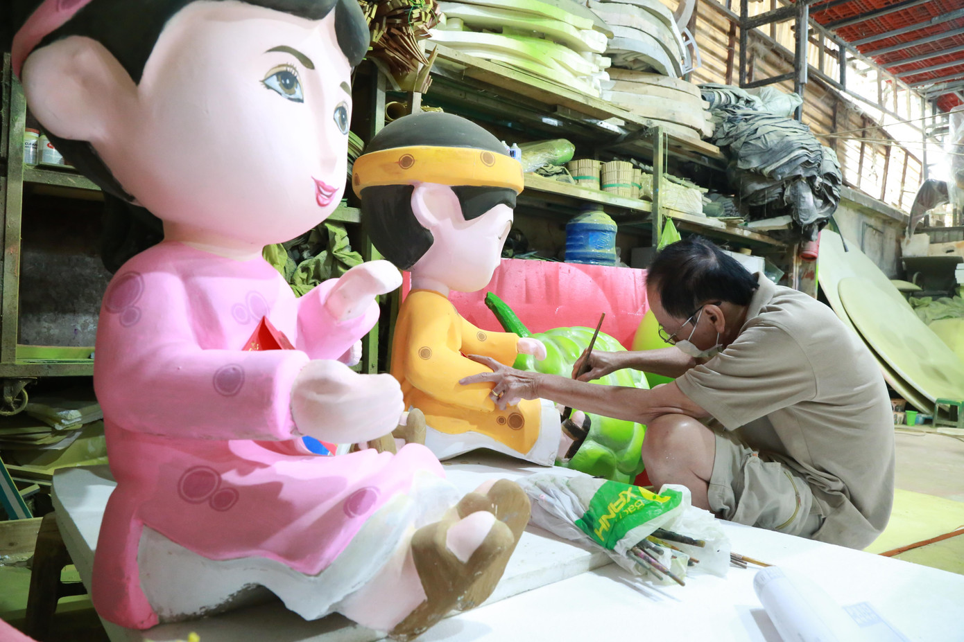 Ngoài Đường hoa Nguyễn Huệ, nghệ nhân Văn Tòng và cộng sự cũng thực hiện tiểu cảnh cho Đường hoa Tết của TP. Cần Thơ.