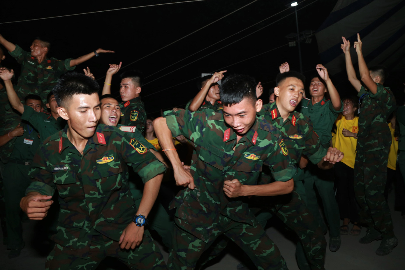 Các chiến sĩ trẻ "quẩy" hết mình cùng các bạn sinh viên, đoàn viên thanh niên.