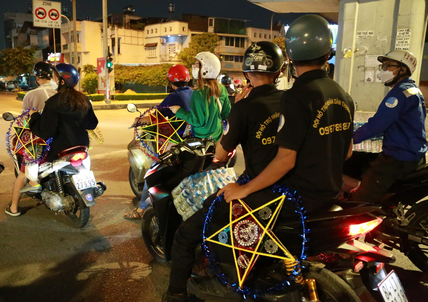 Các thành viên Đội Hỗ trợ giao thông quận 12 phối hợp Đội Hỗ trợ nhân dân Thạnh Lộc mang quà trung thu đi tặng các bạn nhỏ trên đường phố. Các thành viên Đội Hỗ trợ giao thông quận 12 phối hợp Đội Hỗ trợ nhân dân Thạnh Lộc mang quà trung thu đi tặng các bạn nhỏ trên đường phố.