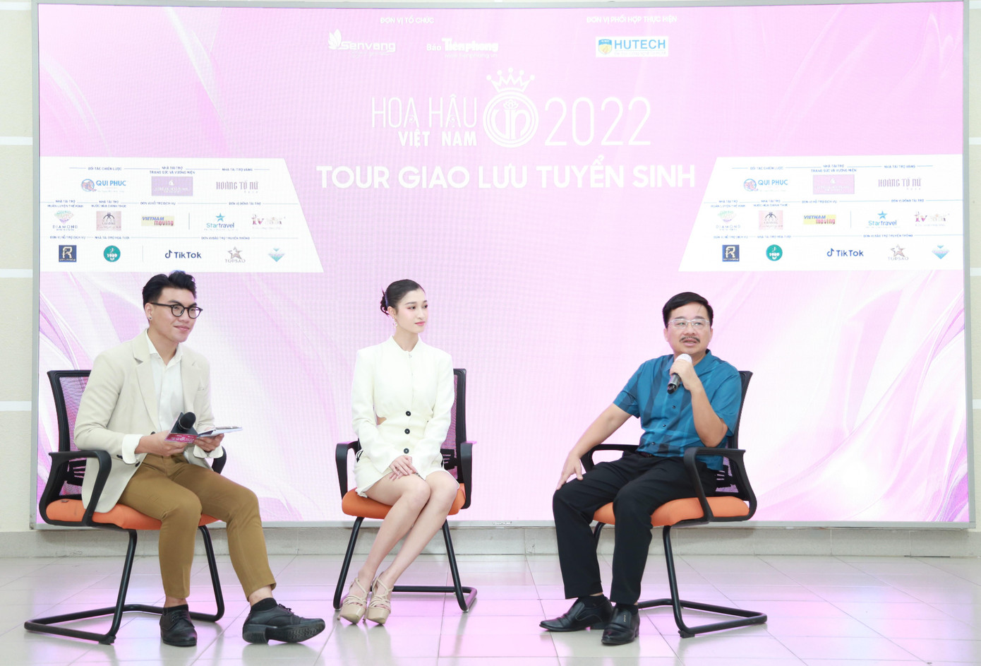 Chia sẻ tại buổi talkshow tuyển sinh, nhà báo Vũ Tiến mong muốn các nữ thanh niên, sinh viên nhà trường hãy mạnh dạn đăng ký thử sức với cuộc thi. "Thực tế, các bạn trẻ sau khi tham gia cuộc thi đều có những sự trưởng thành vượt bậc, được rèn luyện nhiều kỹ năng từ sân chơi này, qua đó cũng giúp các bạn tự tin, hòa đồng, vươn lên trong cuộc sống và truyền cảm hứng cho những bạn trẻ khác. "Chúng tôi mong các bạn là những ngọn lửa nhỏ truyền cảm hứng cho những bạn khác", nhà báo Vũ Tiến bày tỏ.