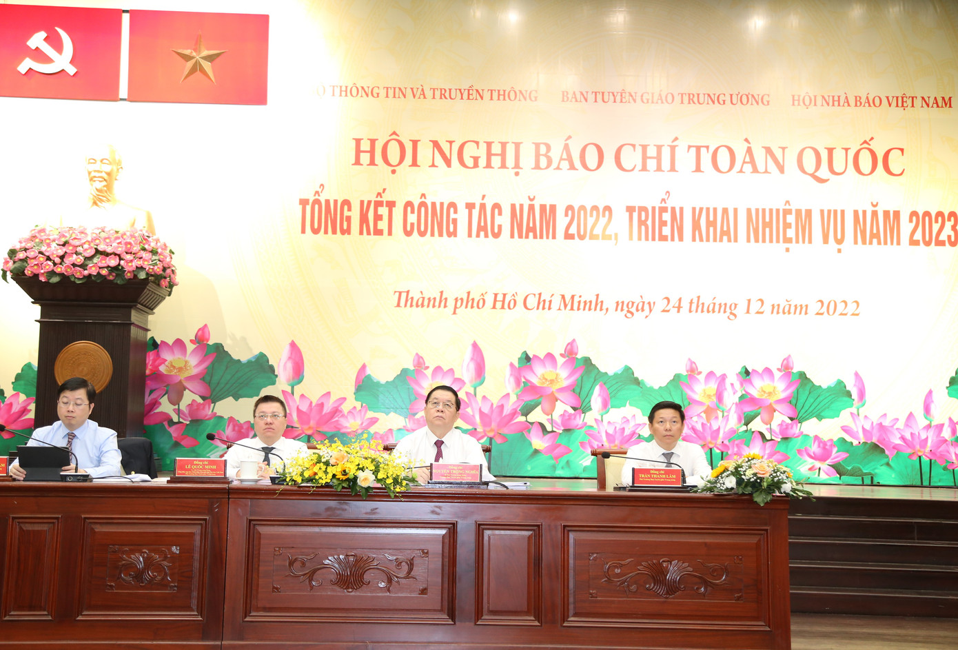 Chủ trì hội nghị có Bí thư Trung ương Đảng, Trưởng ban Tuyên giáo Trung ương Nguyễn Trọng Nghĩa; Tổng Biên tập báo Nhân Dân, Chủ tịch Hội Nhà báo Việt Nam Lê Quốc Minh... Chủ trì hội nghị có Bí thư Trung ương Đảng, Trưởng ban Tuyên giáo Trung ương Nguyễn Trọng Nghĩa; Tổng Biên tập báo Nhân Dân, Chủ tịch Hội Nhà báo Việt Nam Lê Quốc Minh...