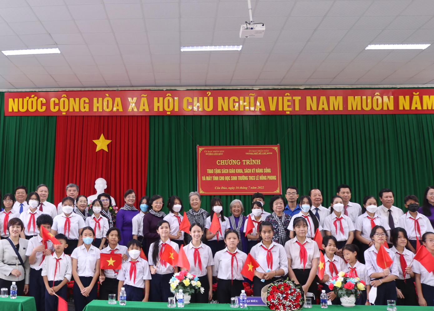 Sáng cùng ngày, đoàn công tác TPHCM và địa phương cũng trao tặng sách và máy tính cho các em học sinh Trường THCS Lê Hồng Phong. Sáng cùng ngày, đoàn công tác TPHCM và địa phương cũng trao tặng sách và máy tính cho các em học sinh Trường THCS Lê Hồng Phong.