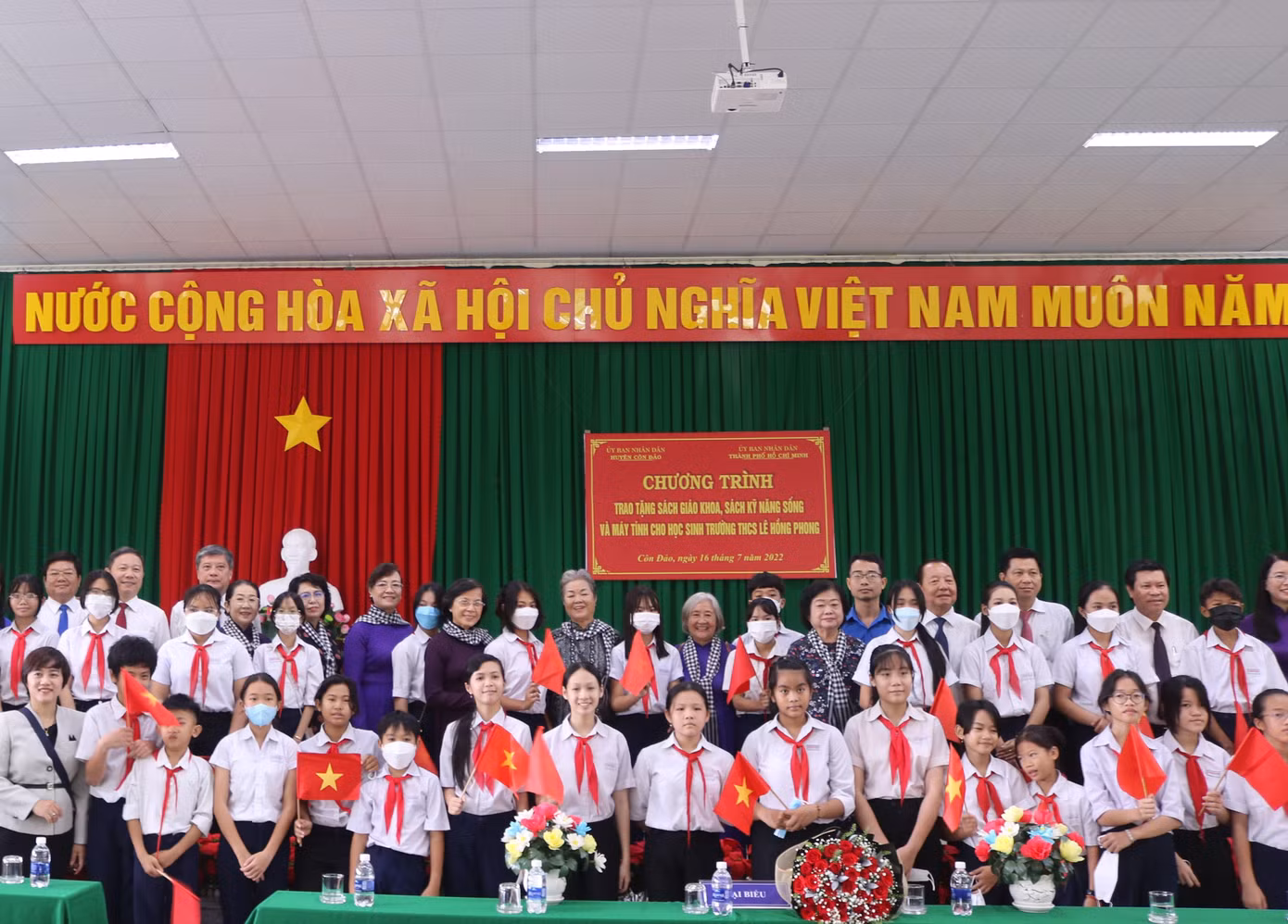Sáng cùng ngày, đoàn công tác TPHCM và địa phương cũng trao tặng sách và máy tính cho các em học sinh Trường THCS Lê Hồng Phong.