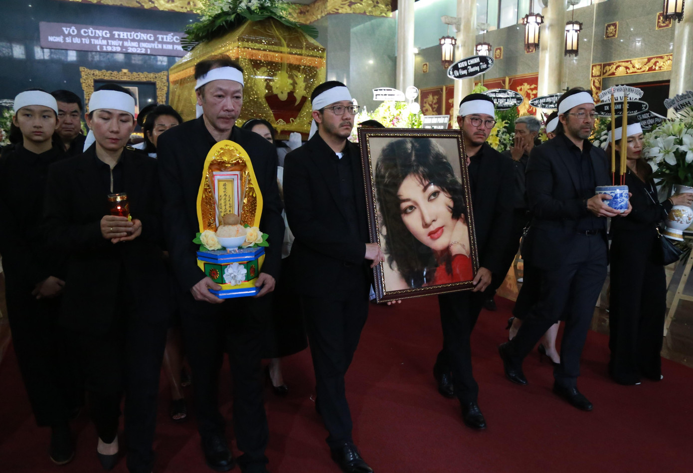 Khoảng 6 giờ 30, linh cữu minh tinh Thẩm Thúy Hằng rời Nhà Tang lễ quốc gia phía Nam để đến nơi an nghỉ cuối cùng.