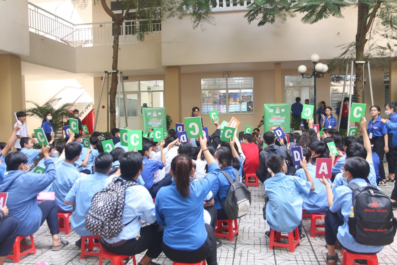 Các bạn học sinh tham gia sân chơi trong ngày hội Học sinh 3 rèn luyện.