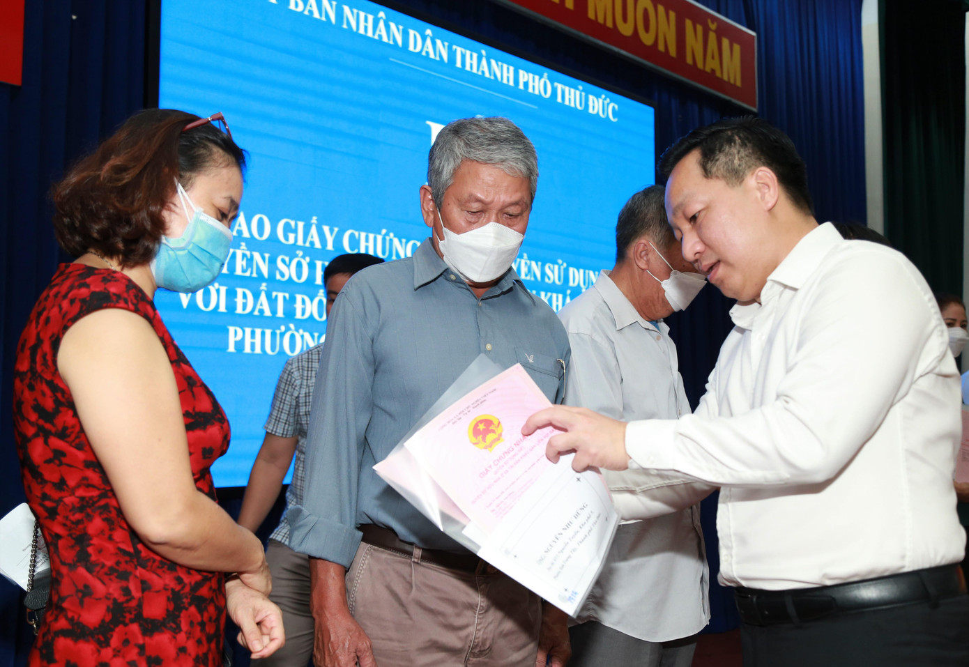 Chủ tịch UBND TP. Thủ Đức Hoàng Tùng trao giấy chứng nhận quyền sử dụng đất ở, nhà ở cho người dân trên địa bàn mới đây. Ảnh: Ngô Tùng Chủ tịch UBND TP. Thủ Đức Hoàng Tùng trao giấy chứng nhận quyền sử dụng đất ở, nhà ở cho người dân trên địa bàn mới đây. Ảnh: Ngô Tùng