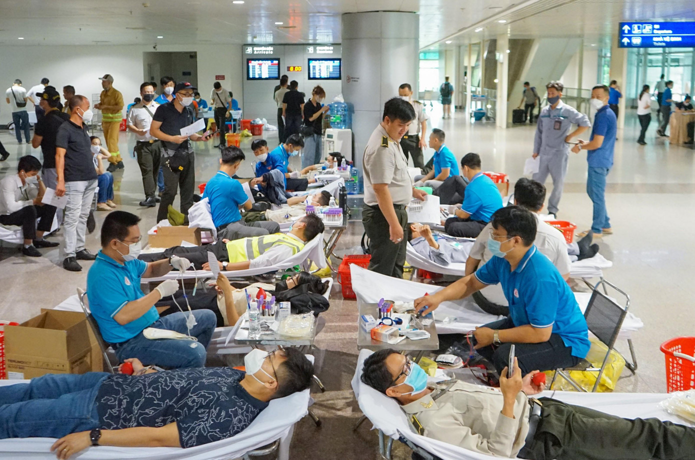 Từ sáng sớm, rất đông cán bộ, nhân viên và người lao động đang làm việc tại Sân bay quốc tế Tân Sơn Nhất đã tề tựu chuẩn bị hiến máu.