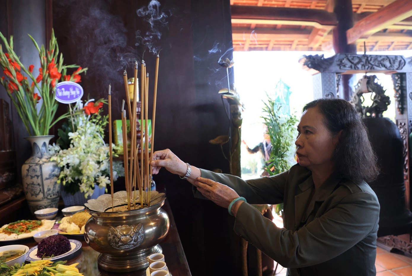 Cựu TNXP thắp hương tưởng nhớ đồng đội.