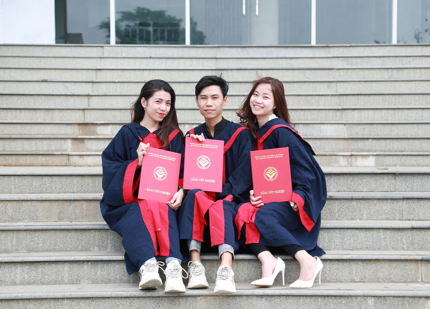 Sau kỳ nghỉ Tết, nhóm 3 người bạn cùng quê Quảng Nam gồm Mỹ Oanh, Tấn Tân, Mỹ Lành thuê đồng phục cử nhân và đến Làng Đại học chụp ảnh, ăn uống thư giãn. Không ngại trưa nắng, 3 bạn trẻ mới tốt nghiệp Trường Cao đẳng Công nghệ TPHCM cùng ghi lại những bức ảnh kỷ niệm tại khuôn viên Nhà Văn hóa Sinh viên TPHCM - cơ sở Khu đô thị ĐHQG.