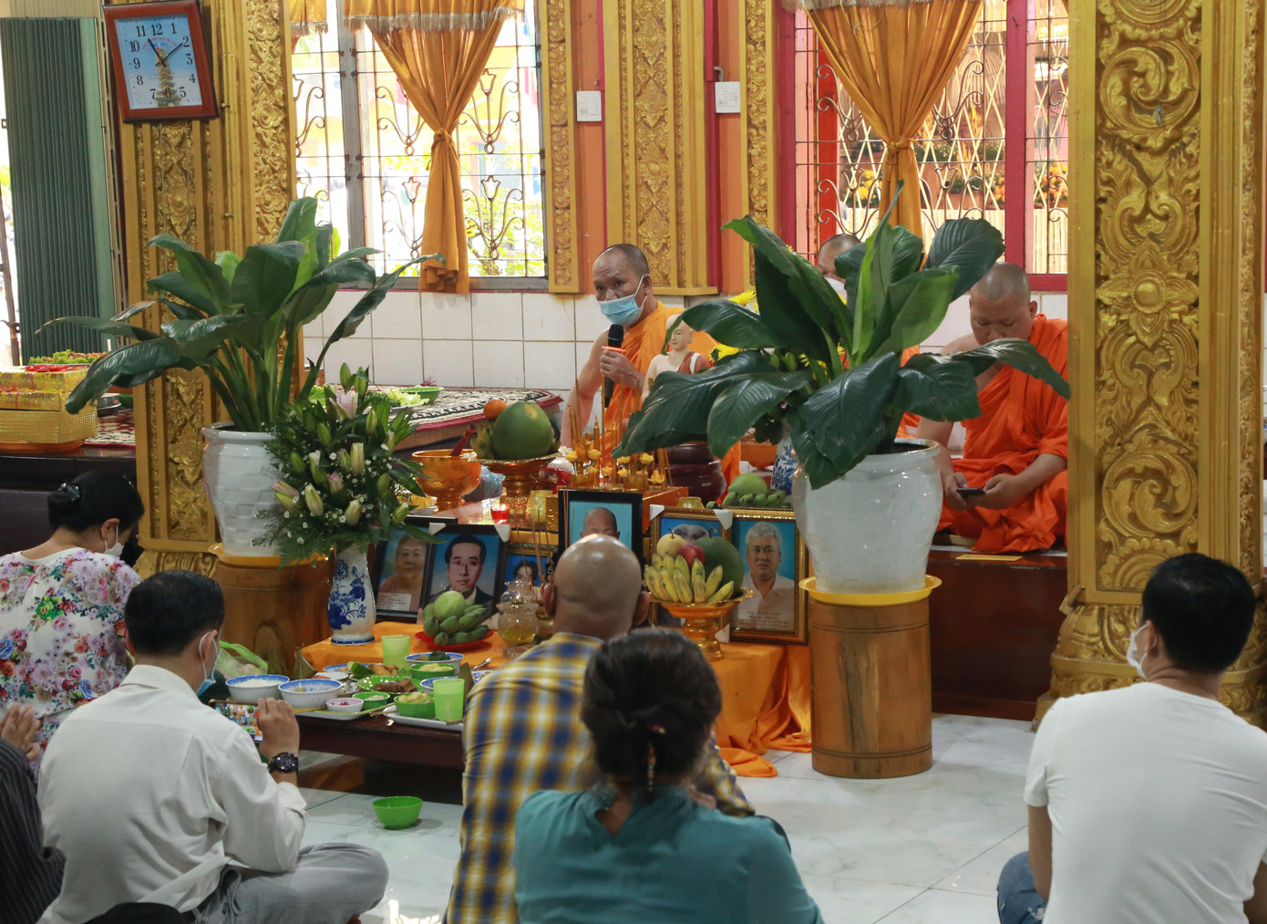 Chư tôn đức chùa Candaransi cùng Phật tử, người dân thực hiện các nghi thức tâm linh.