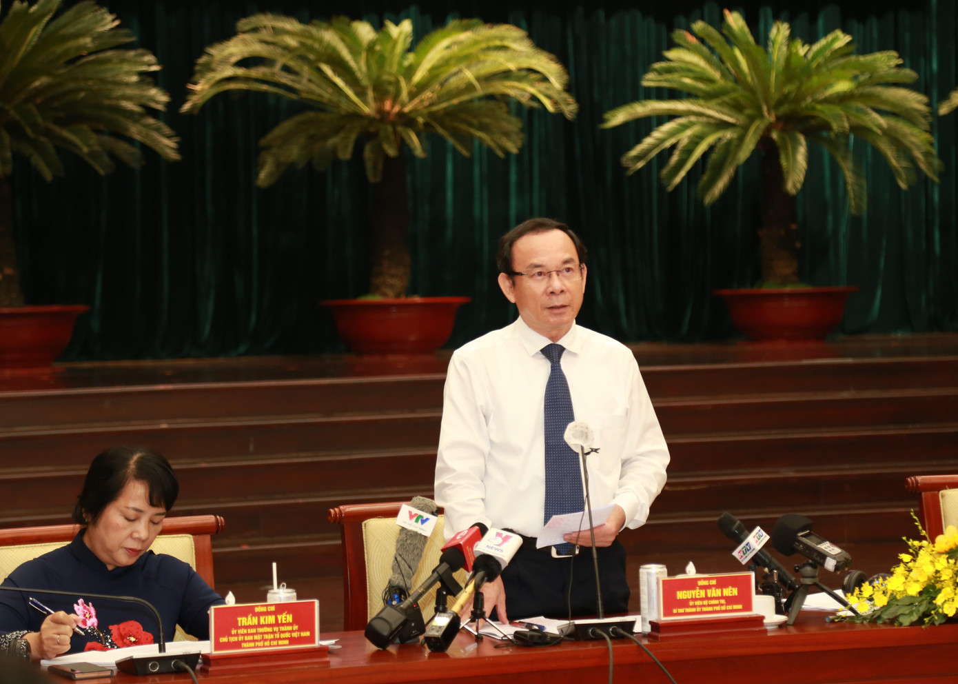 Bí thư Nguyễn Văn Nên trao đổi tại hội nghị.