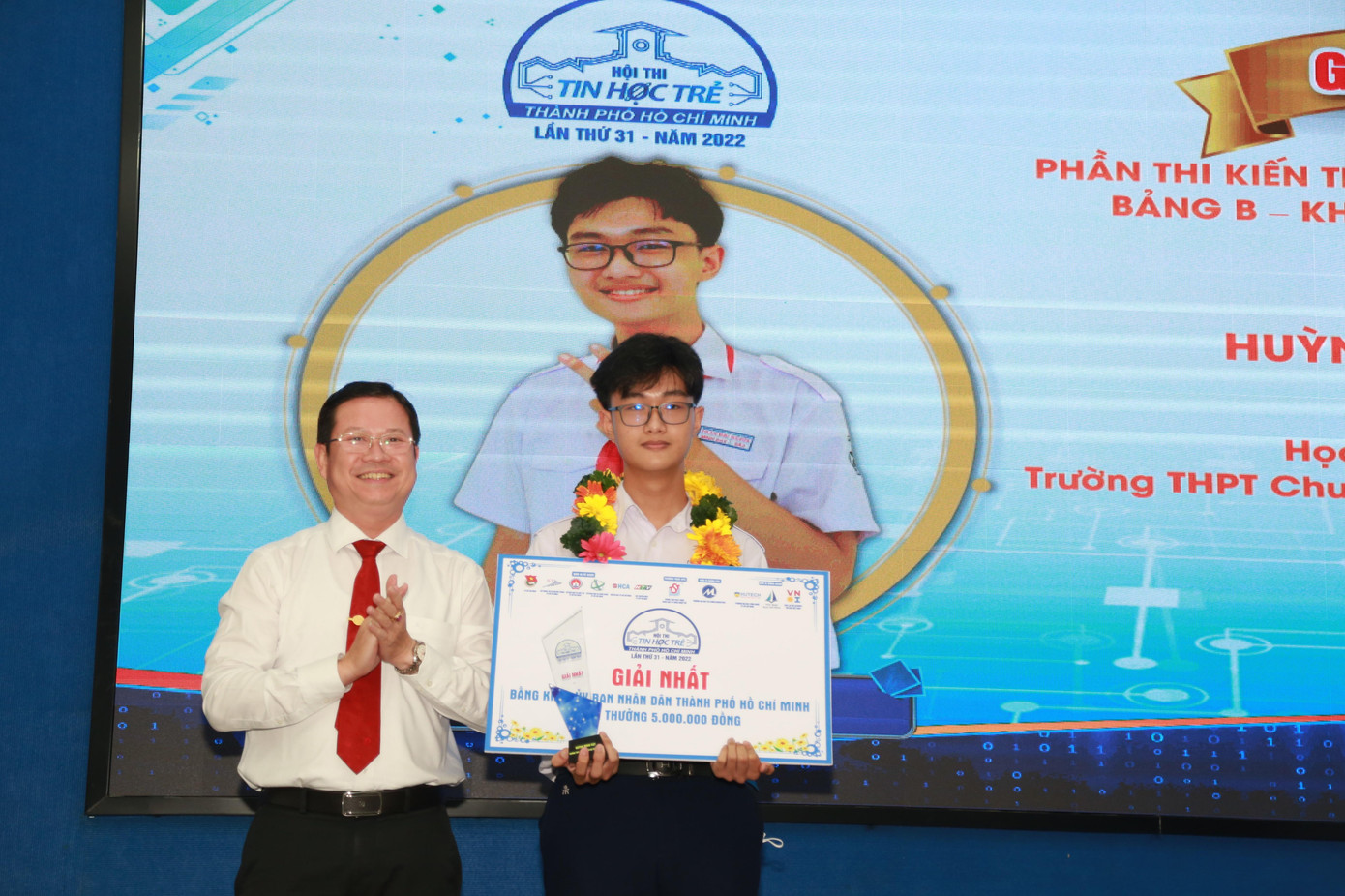 Em Huỳnh Minh Đạt, Trường THPT Chuyên Trần Đại Nghĩa nhận giải Nhất bảng B (khối THCS).