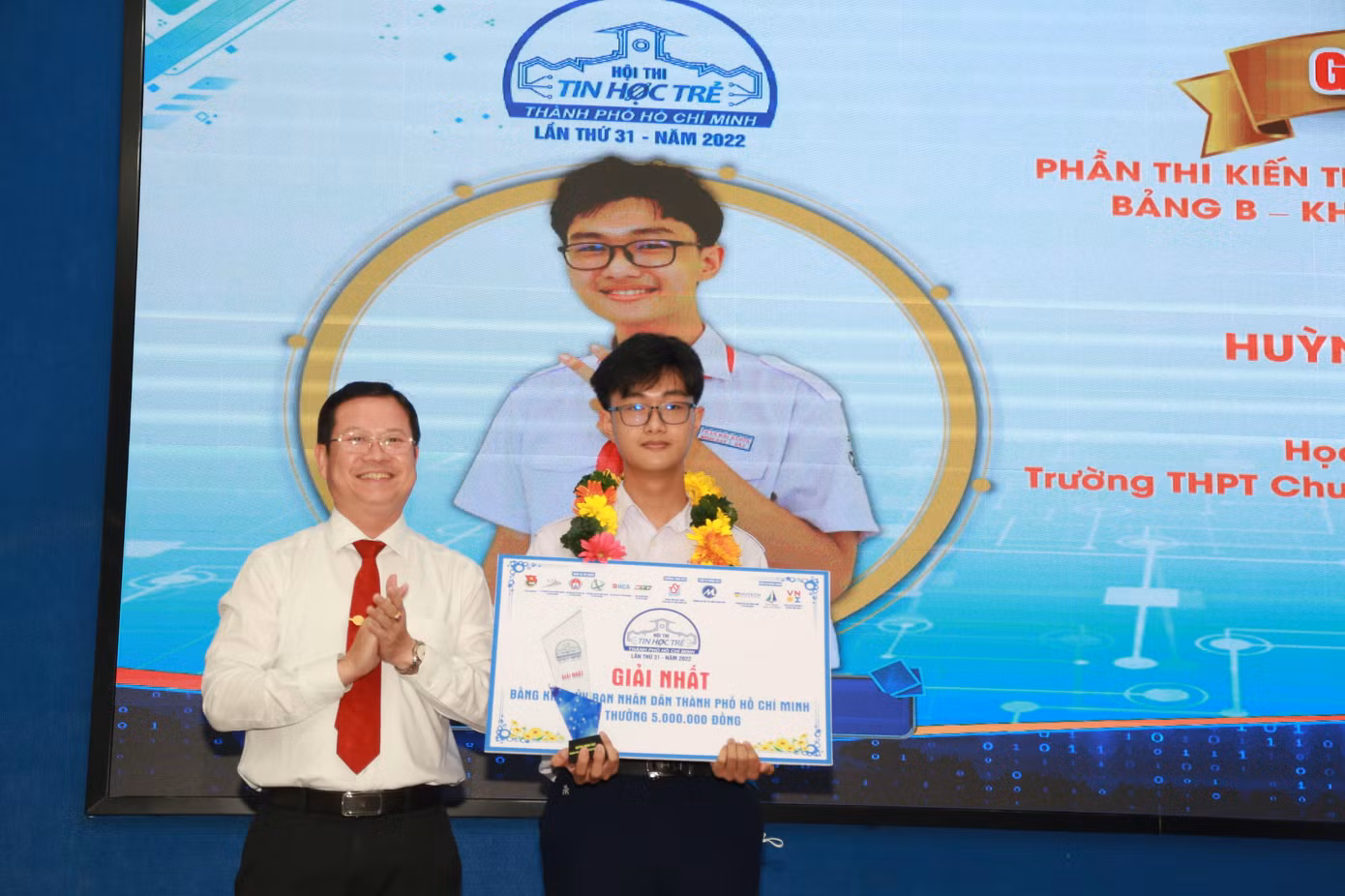Em Huỳnh Minh Đạt, Trường THPT Chuyên Trần Đại Nghĩa nhận giải Nhất bảng B (khối THCS).