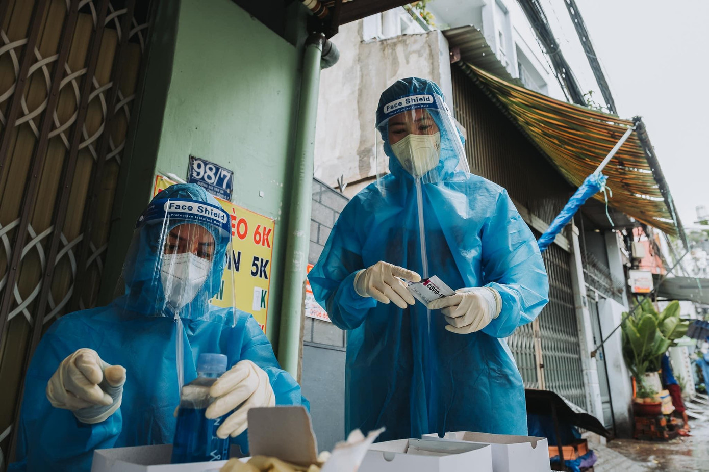 Ngọc Châu và đồng đội hỗ trợ y bác sĩ lấy mẫu xét nghiệm COVID-19. Ngọc Châu và đồng đội hỗ trợ y bác sĩ lấy mẫu xét nghiệm COVID-19.