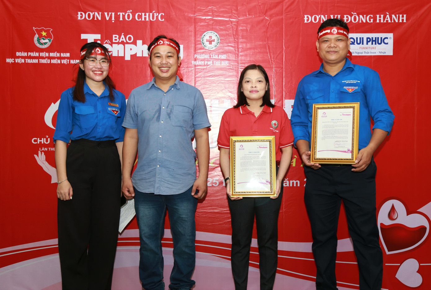 Đại diện báo Tiền Phong trao thư cảm ơn đến hai đơn vị phối hợp tổ chức chương trình: Đoàn Thanh niên Phân viện miền Nam - Học viện Thanh thiếu niên Việt Nam và Hội Chữ thập Đỏ phường Tân Phú (TP. Thủ Đức, TPHCM).