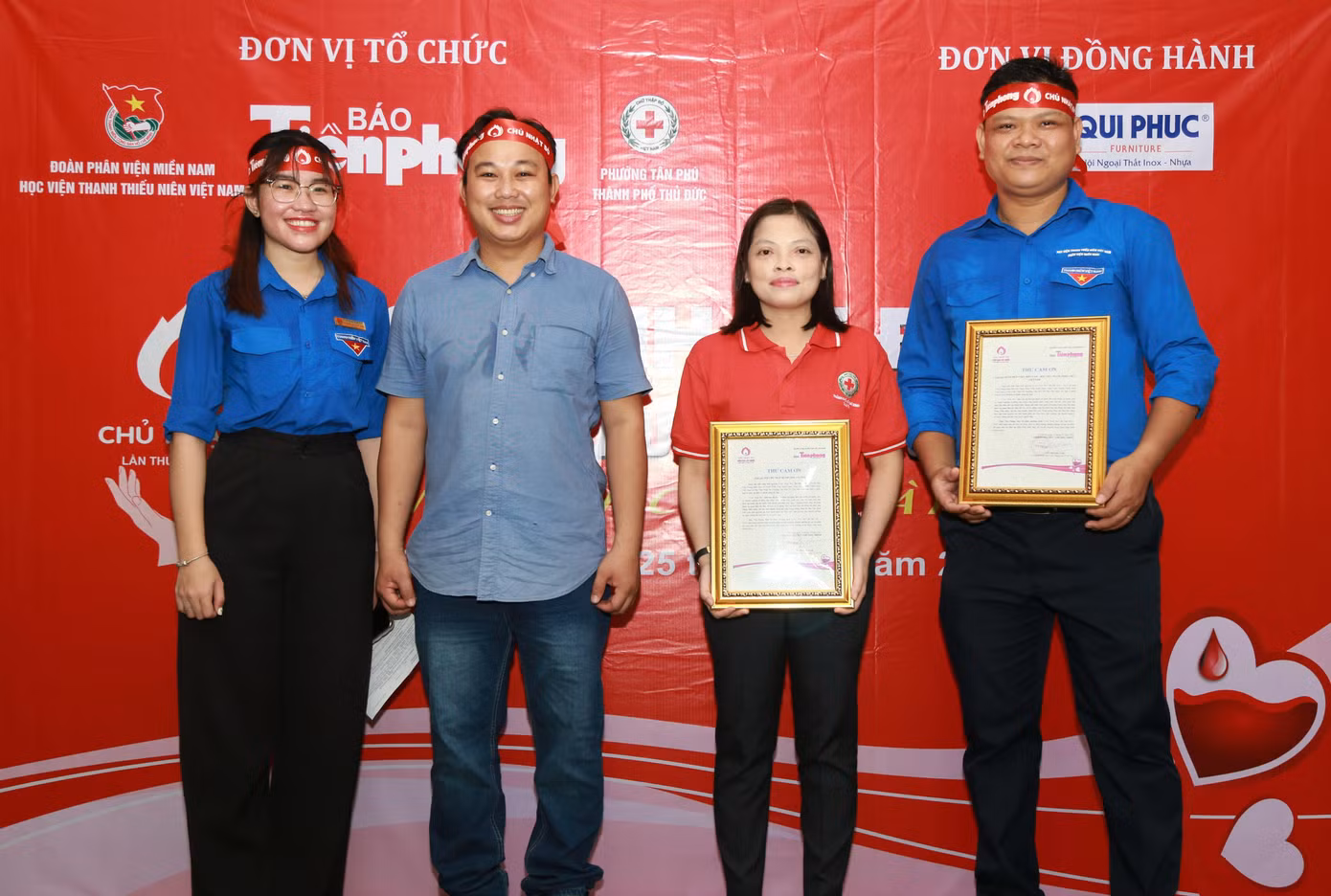 Đại diện báo Tiền Phong trao thư cảm ơn đến hai đơn vị phối hợp tổ chức chương trình: Đoàn Thanh niên Phân viện miền Nam - Học viện Thanh thiếu niên Việt Nam và Hội Chữ thập Đỏ phường Tân Phú (TP. Thủ Đức, TPHCM).